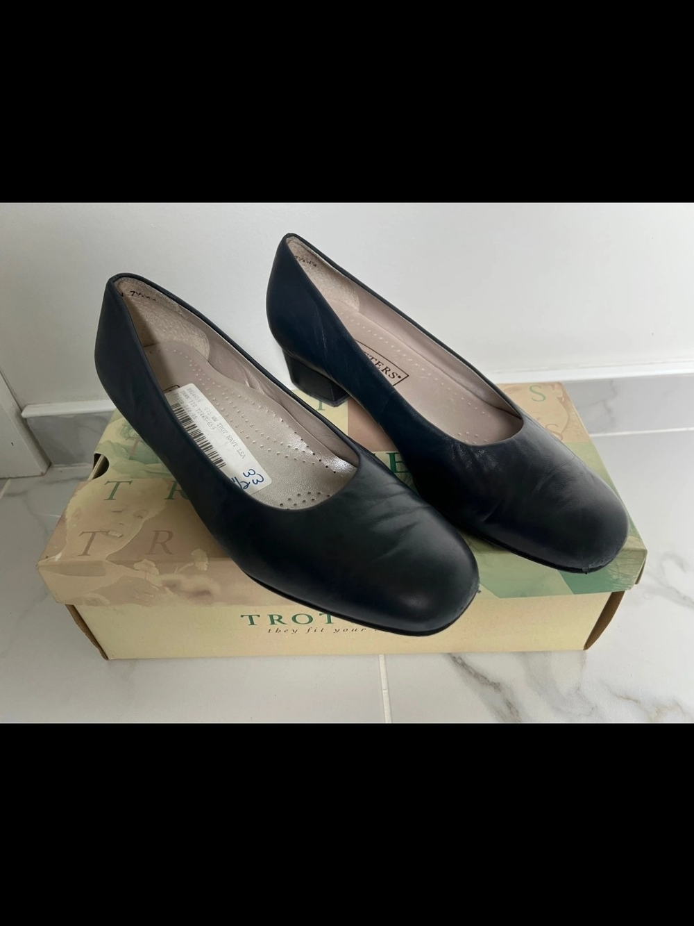 Vintage Trotters Navy Leather Women's Pumps